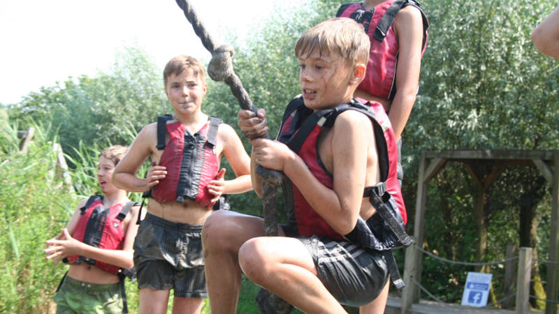 jongens bij water tijdens uitje met gezin