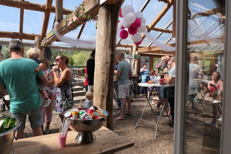 gezellige groep op terras in Almere