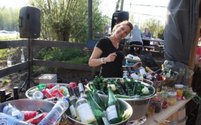 vrouw bij bar met drankjes tijdens vrijgezellenfeest in Almere