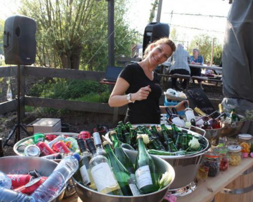 vrouw bij bar met drankjes tijdens vrijgezellenfeest in Almere