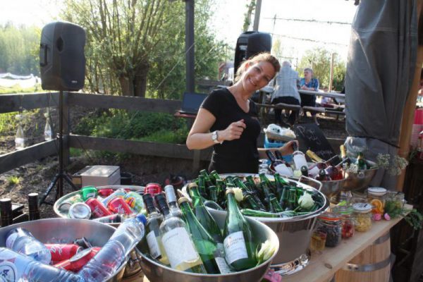 vrouw bij bar met drankjes tijdens vrijgezellenfeest in Almere