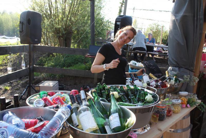 vrouw bij bar met drankjes tijdens vrijgezellenfeest in Almere