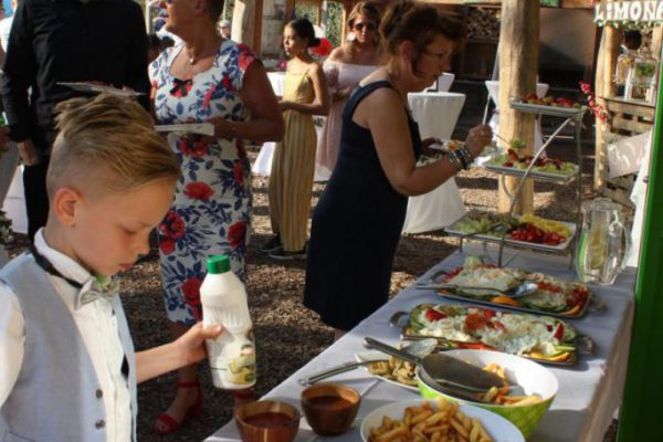 eten en drinken op het terras van SEC