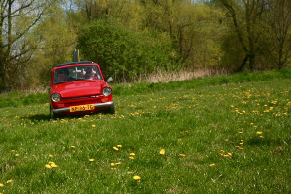 Dafje rijdt door grasveld bij Outdoorpark Almere