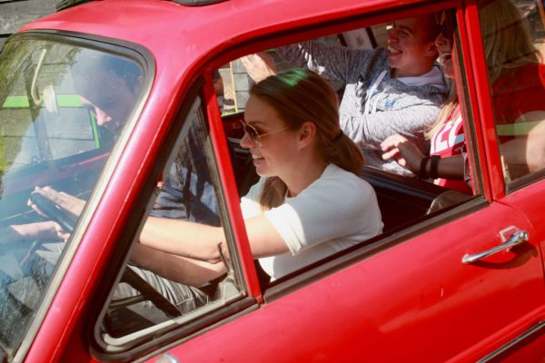 Collega's rijden in Dafje tijdens bedrijfsuitje