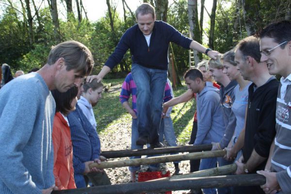 team op lopende brug in winter en najaar