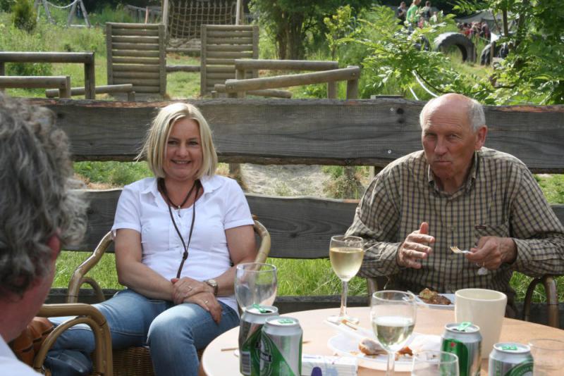 gasten op het terras met eten en drinken