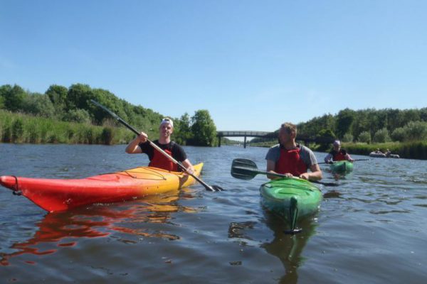 groep met kano vaart in Almere