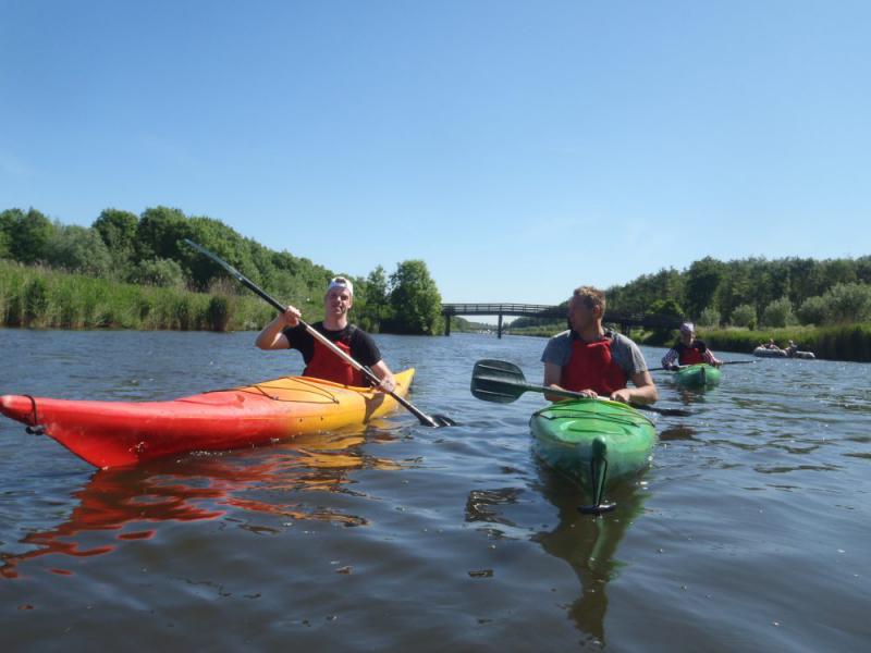 groep met kano vaart in Almere