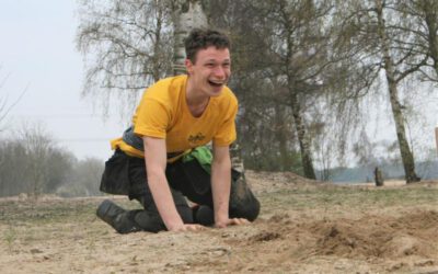 lachende-jongen-op-strand.jpg