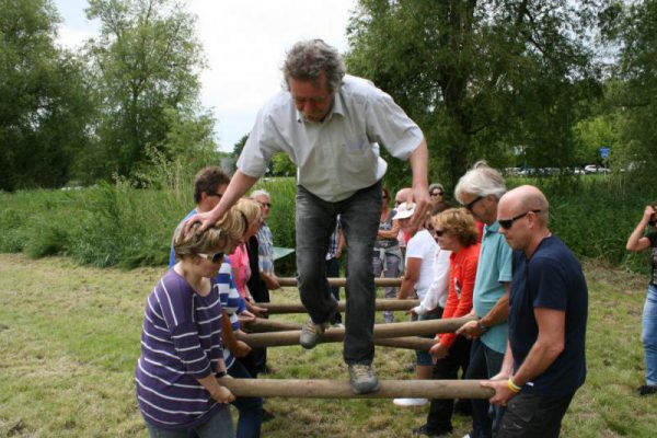 collega's op lopende brug bij bedrijfsuitje