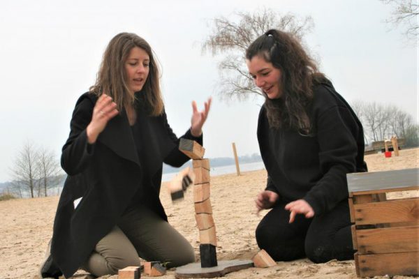 twee collega's op het strand