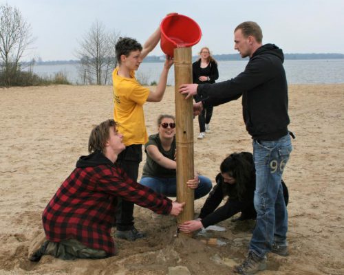 bedrijfsuitje op strand met team