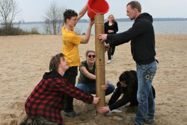 bedrijfsuitje op strand met team