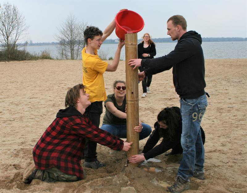 bedrijfsuitje op strand met team