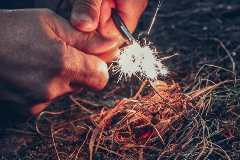 vuur-maken-bushcraft-noodpakket-bedrijfsuitje-800