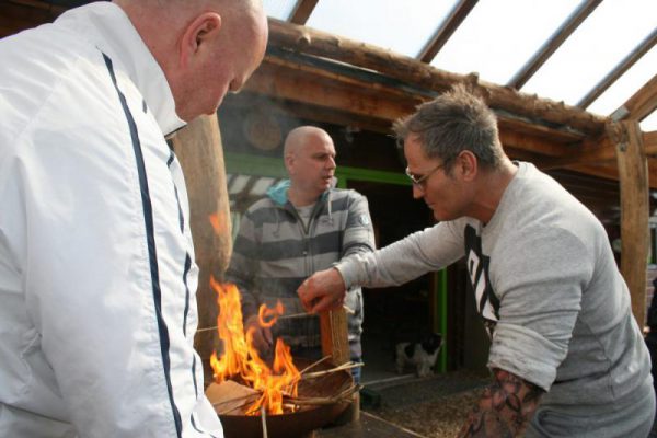 vuur maken tijdens expeditie Robinson