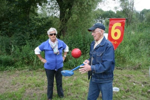 Man en vrouw spelen Boerengolf in Almere