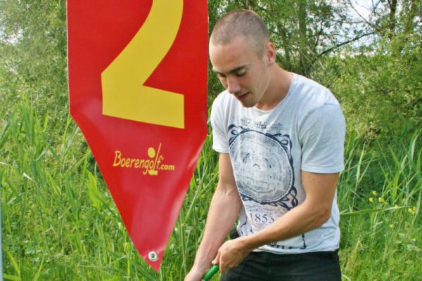 Jonge man speelt Boerengolf Flevoland