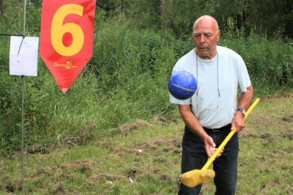 man met bal speelt boerengolf