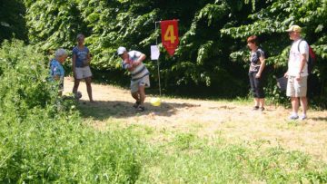 groep speelt boerengolf in natuur van Flevoland