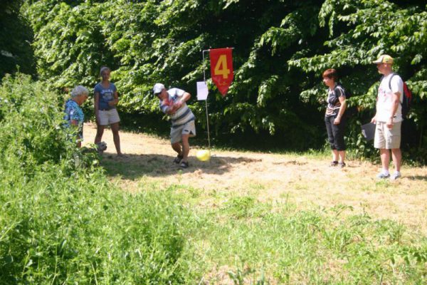 groep speelt boerengolf in natuur van Flevoland