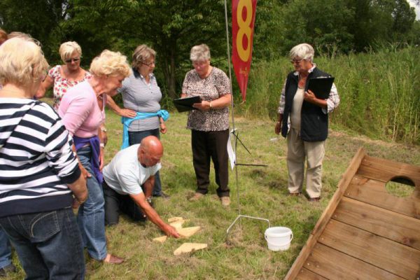 groep maakt puzzel bij boerengolf uitje