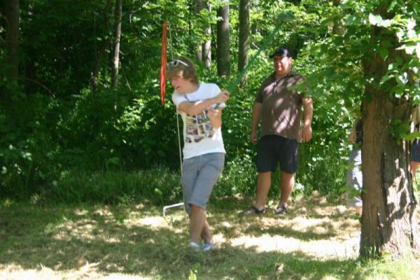 gezin speelt boerengolf in Almere