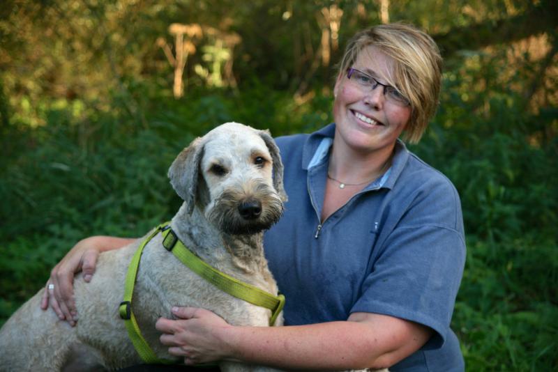 vrouw met haar hond tijdens dierendag