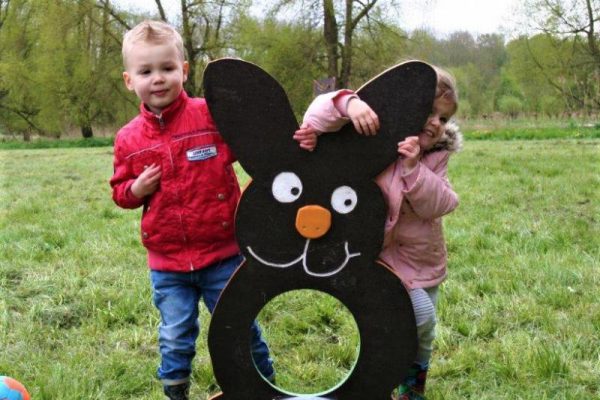 kinderen met paashaas tijdens paasei golf