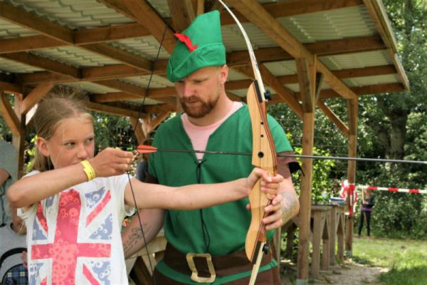 Robin Hood leert kind boogschieten