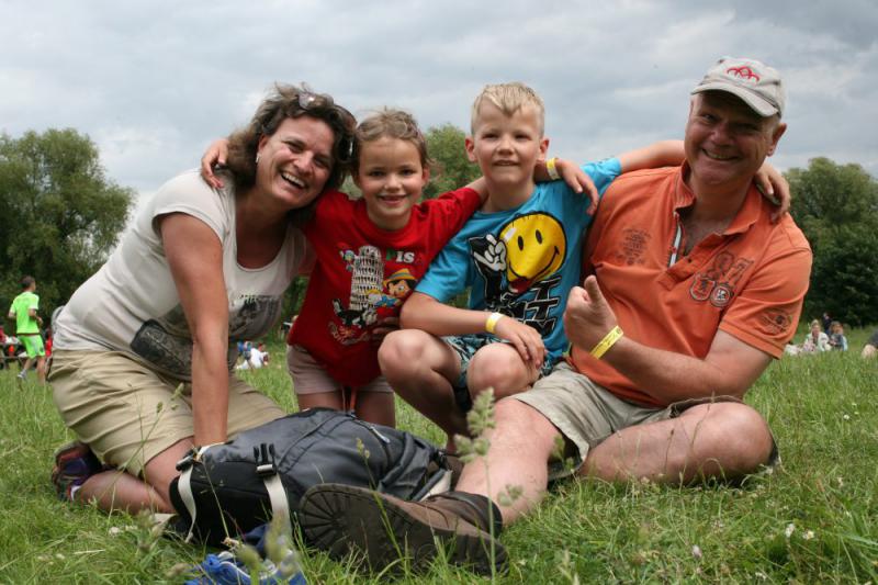 gezin zit op grasveld tijdens uitje in Almere