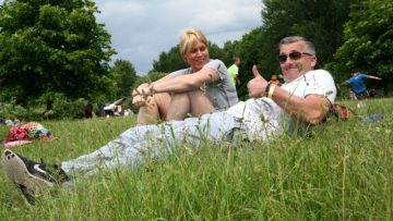 man en vrouw in het gras bij Outdoorpark Almere