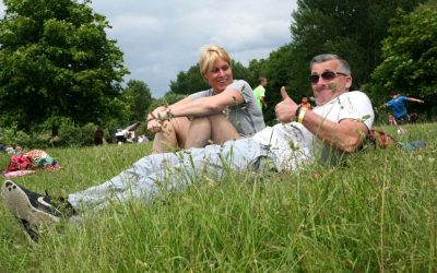 man en vrouw in het gras bij Outdoorpark Almere