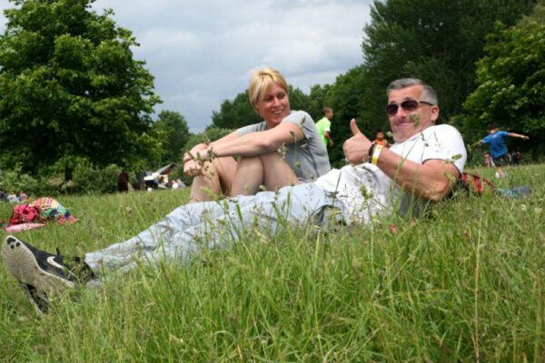man en vrouw in het gras bij Outdoorpark Almere