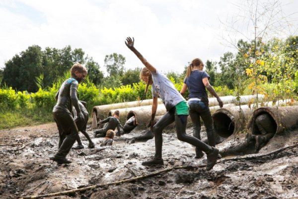 kinderen spelen tijdens modderdag