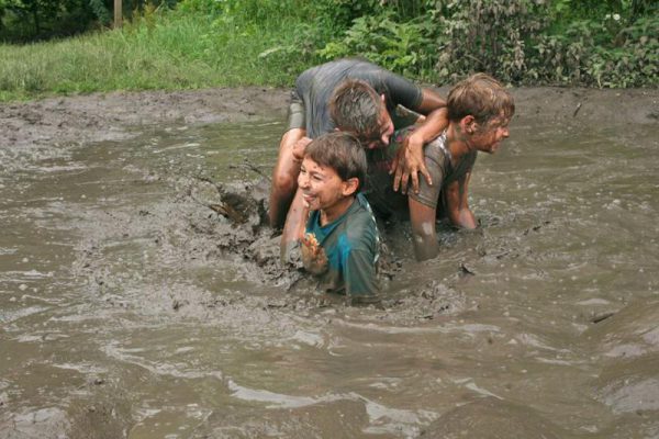 kinderen spelen in modder