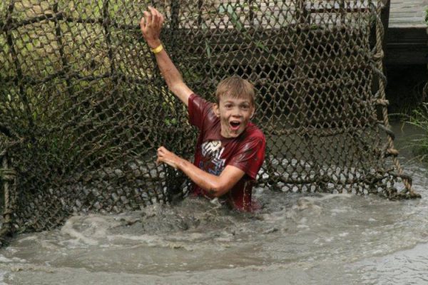 kinderen spelen in water en modder