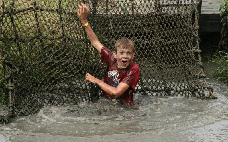 kinderen spelen in water en modder