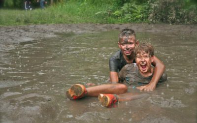 lachende jongens in de modder