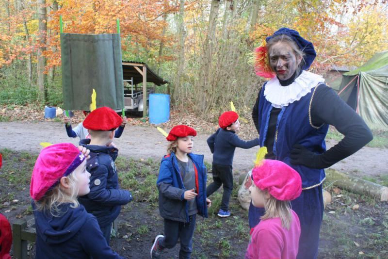 piet met kinderen in sinterklaasfeest