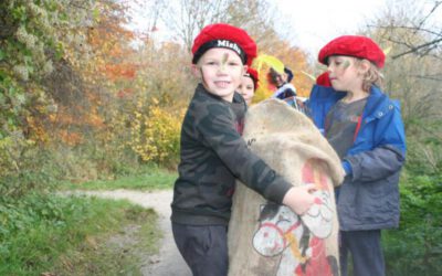 kinderen met sinterklaaspakjes