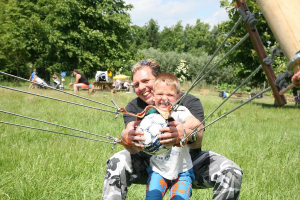 vader en zoon actief tijdens uitje Almere
