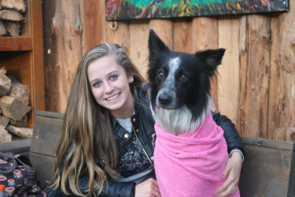 vrouw poseert met haar hond