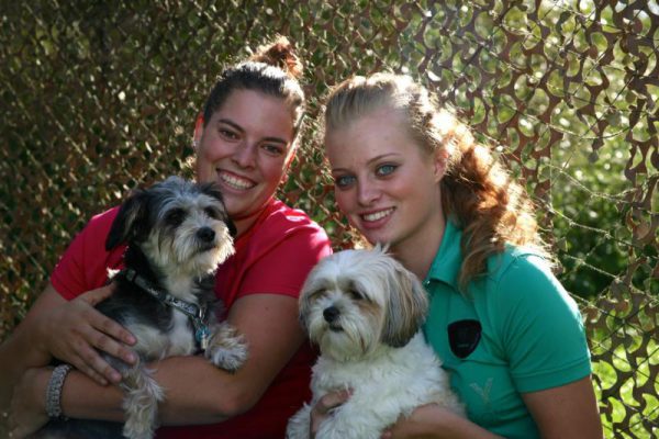 vrouwen poseren met hun hond