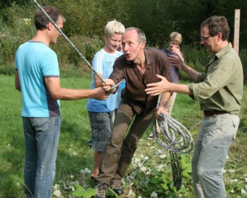 Actief-familie-uitje-teamwork-outdoor-games
