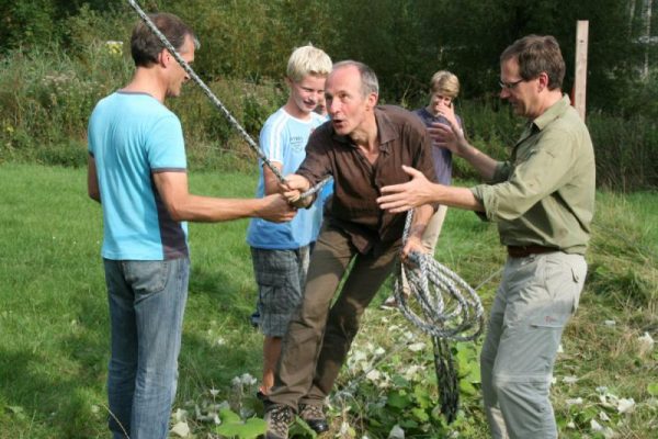 Actief-familie-uitje-teamwork-outdoor-games