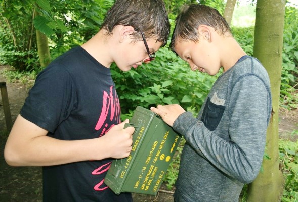 gezin vindt schatkist tijdens familie uitje