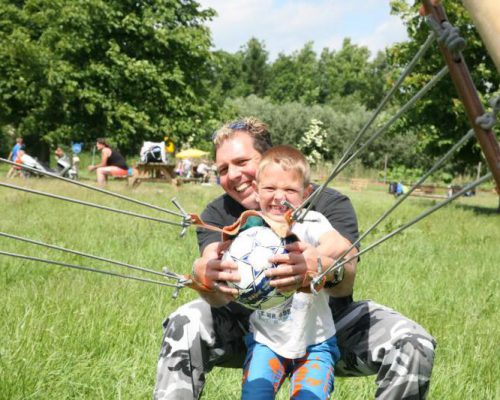 vader en zoon tijdens actief uitje in Almere