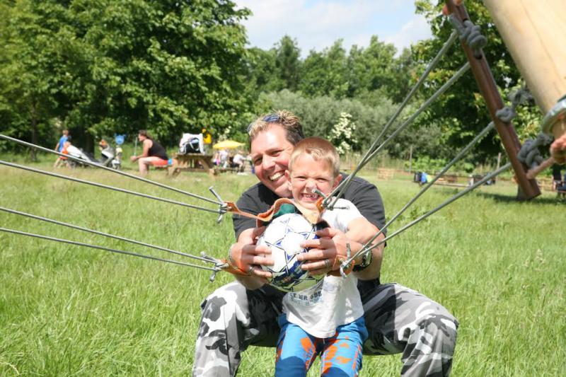 vader en zoon tijdens actief uitje in Almere